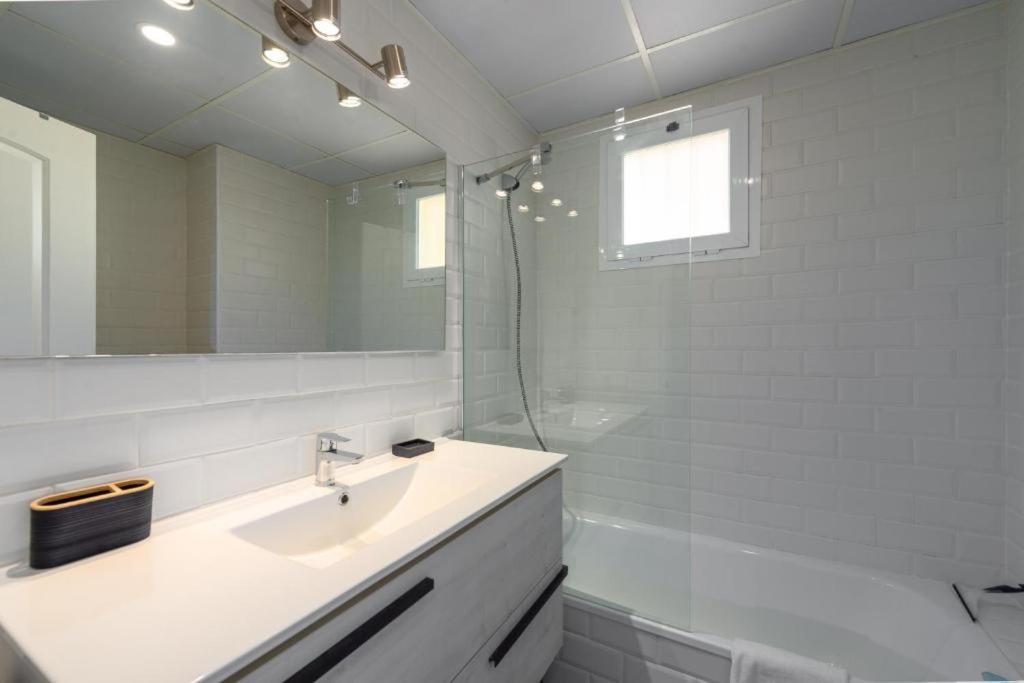 Small Oasis Nelson Mandela Apartment With Sea View, Two Bedrooms, Parking, Terrace And Pool 마닐바 외부 사진